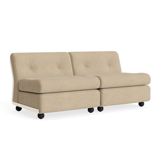 HAY Amanta 2-Sitzer Sofa, Gestell Cream Beige, Bezug Turf Sand