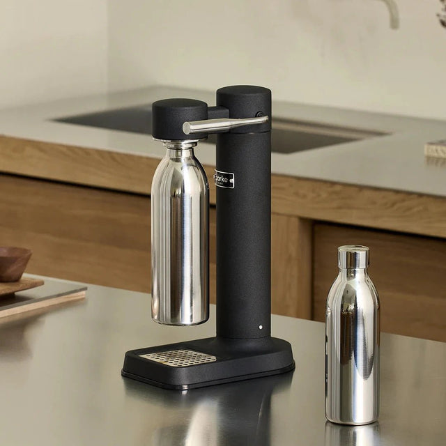 Aarke Flaschen & CO2 Nachfüll - Set für Carbonator 3 - Edelstahl + PET Flasche + CO2 - DesignWe.Love