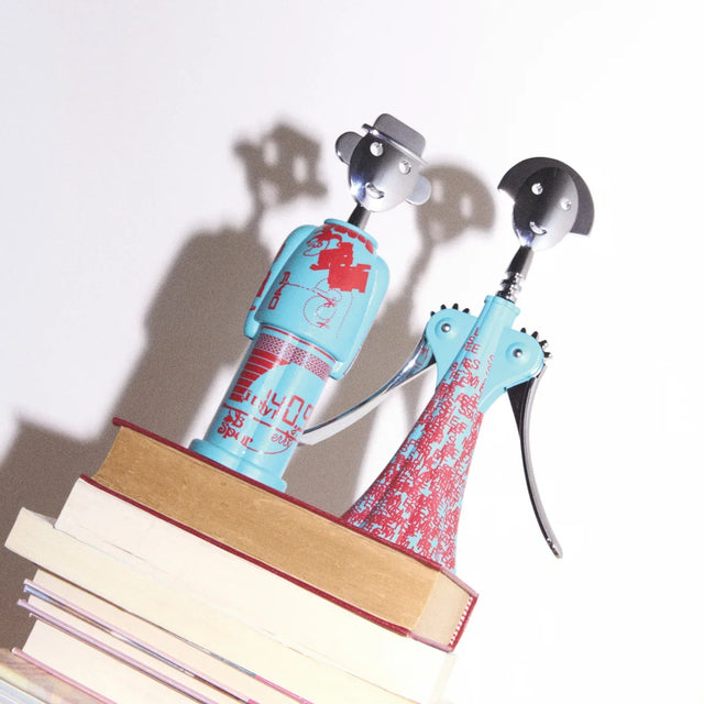 Alessi Korkenzieher Anna G. und Alessandro M. im Dekor Liquid auf einem Bücherstapel