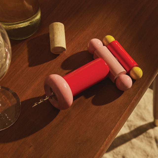 Alessi Twergi Korkenzieher ES17 von Ettore Sottsass beim Öffnen einer Weinflasche