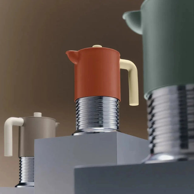 Alessi Vite Espressokocher für Induktion in Braun, Grün und Warmgrau, Design-Mokkakanne von Philippe Malouin