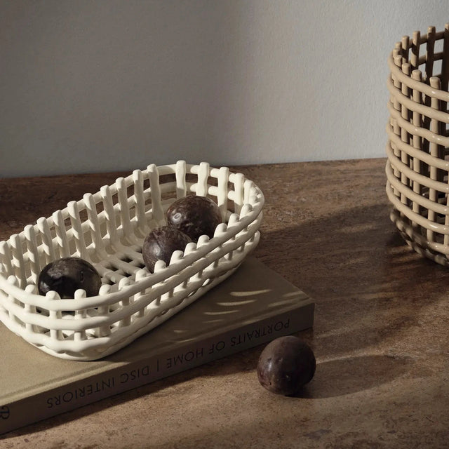 ferm LIVING Ceramic Basket Oval Off-white dekoriert