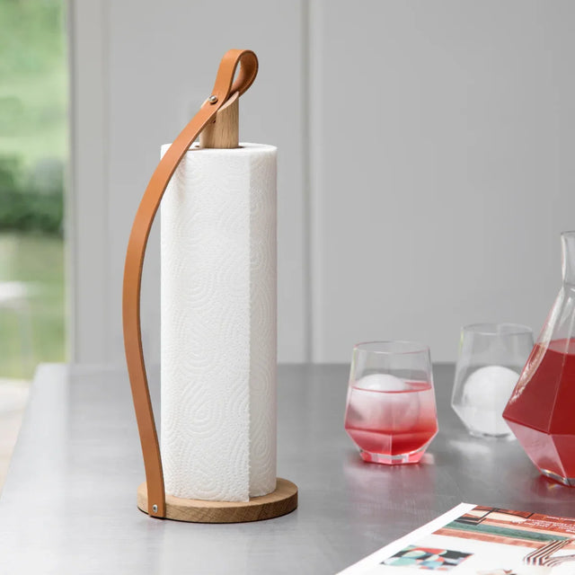 Hands On Küchenrollenhalter aus Holz und Leder Geölt Standard von EKTA Living im Wohnraum