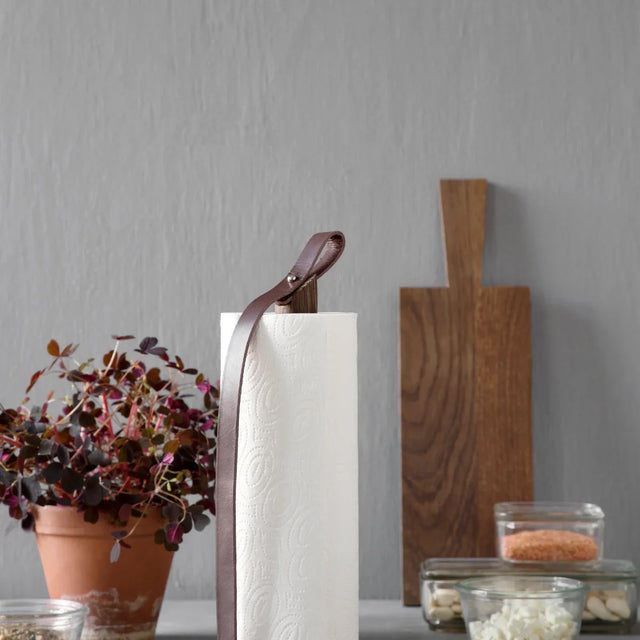 Hands On Küchenrollenhalter aus Holz und Leder Geräuchert Big von EKTA Living im Wohnraum