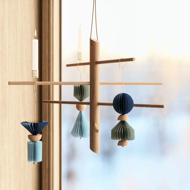 Hanging Sticks Weihnachtsbaum zum Aufhängen aus Eiche Geölt von EKTA Living im Wohnraum