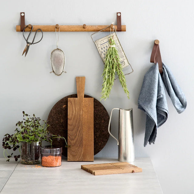 Rack Wandgarderobe aus Eiche und Leder 4 Dot Geräuchert von EKTA Living im Wohnraum
