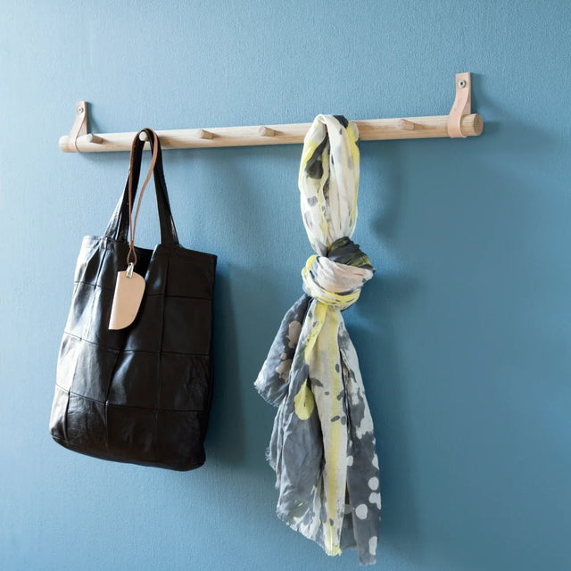 Rack Wandgarderobe aus Eiche und Leder 6 Dot Geölt von EKTA Living im Wohnraum