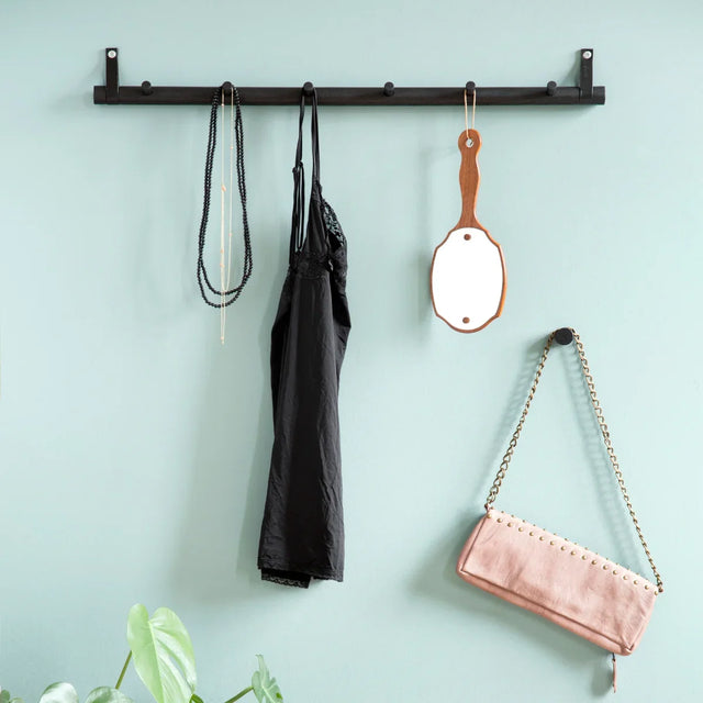 Rack Wandgarderobe aus Eiche und Leder 6 Dot Schwarz von EKTA Living im Wohnraum