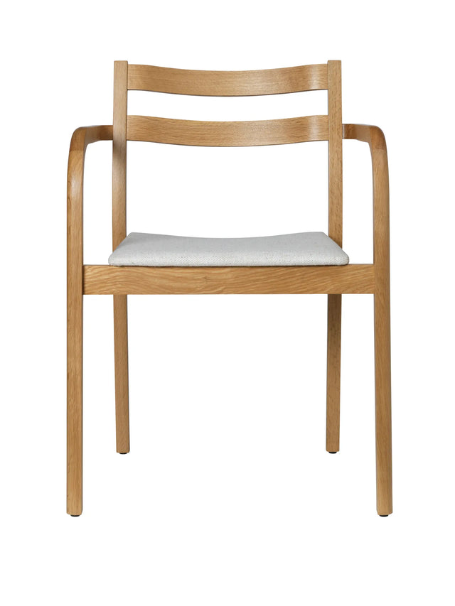 ferm LIVING Boda Esszimmerstuhl mit Armlehne Eiche natur mit Sitzpolster Staple Off-white – Armlehnstuhl aus Holz