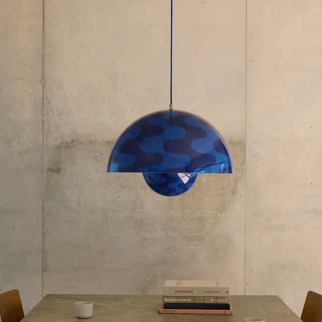 Flowerpot VP2 Pendelleuchte Blue Wave Ø 50 cm von &Tradition – große Hängelampe im Wohnraum