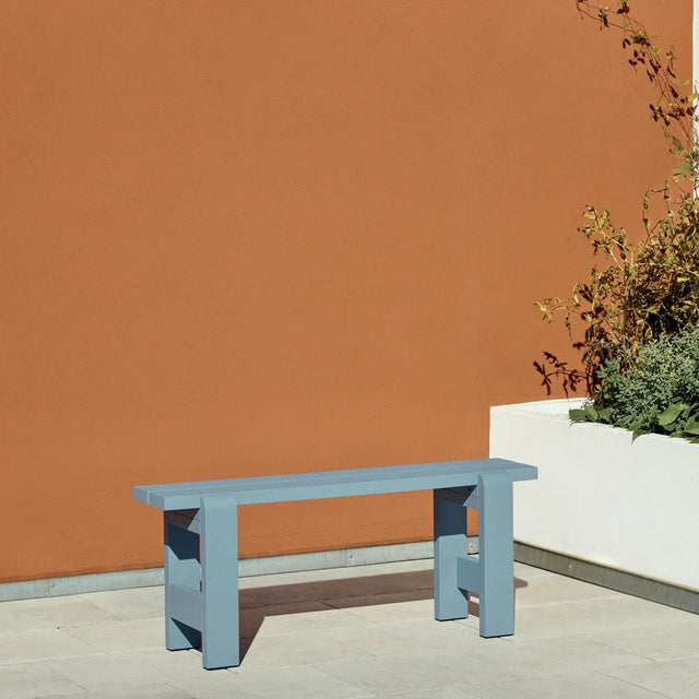 HAY Weekday Bench Outdoor Holzbank in Azurblau vor oranger Wand