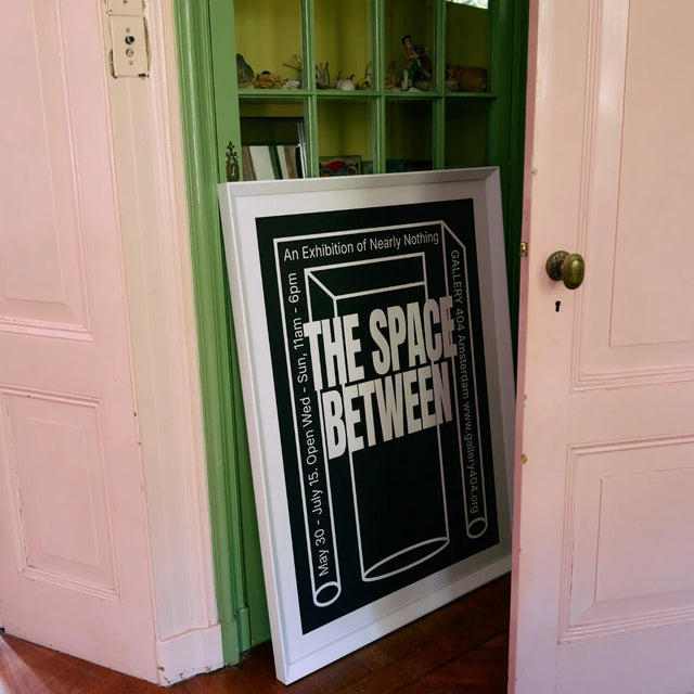 HKliving Wandbild Between Space im weißen Rahmen an der Wand im Interieur