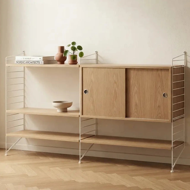 String Regalsystem Wohnzimmer Set Eiche/Weiß im Wohnzimmer – 140 cm mit Schiebetür-Schrank – String Furniture