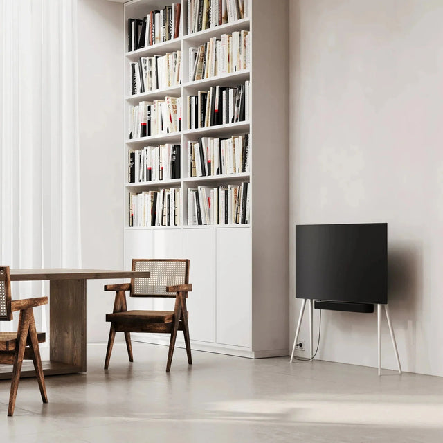 Design TV-Ständer Holz Birke Weiß 42–55 Zoll von JALG im Wohnzimmer