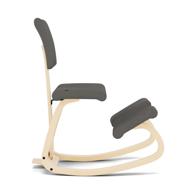 Varier Kniestuhl Variable Plus mit Rückenlehne, Holzfarbe Esche natur, Bezug Grau (Revive 164) – Ansicht 4