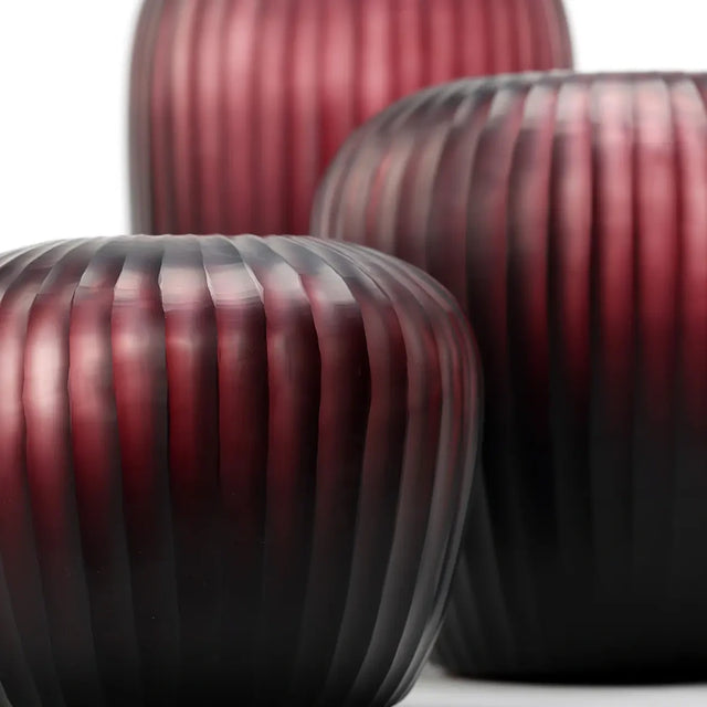 Guaxs Vase Melrose in Amethyst – Detailansicht der handgeschliffenen Glasoberfläche
