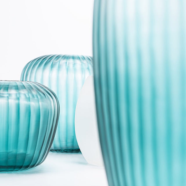 Guaxs Vase Melrose Petrol – Design-Vase mit Blumen dekoriert