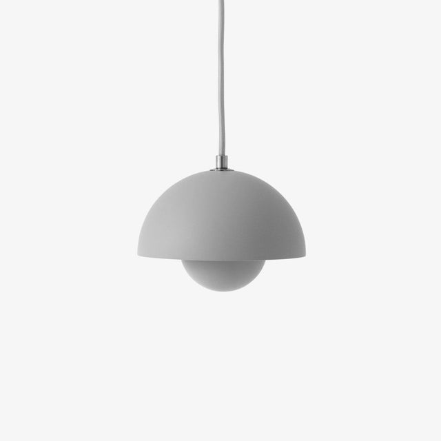 Flowerpot VP10 Pendelleuchte in Light Grey von &Tradition – Verner Panton