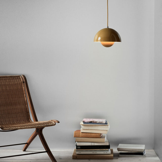Flowerpot VP10 Pendelleuchte in Mustard von &Tradition im Wohnambiente
