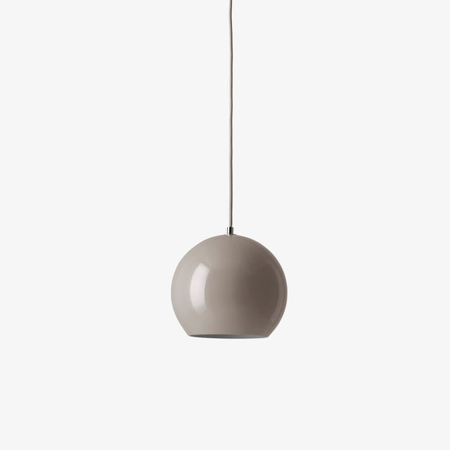 Topan VP6 Pendelleuchte Grau-Beige Ø 21 cm von &Tradition – Kugel-Hängelampe von Verner Panton
