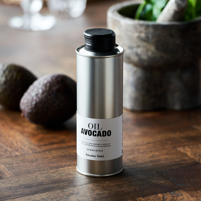 Avocado Öl auf dem Esstisch- Nicolas Vahé - DesignWe.Love
