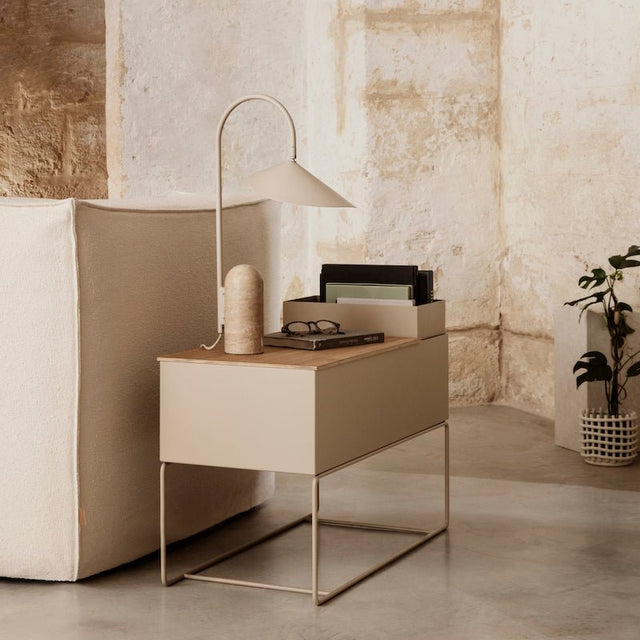 ferm LIVING Plant Box Large in Cashmere dekoriert als Beistselltisch – Pflanzkasten aus Metall