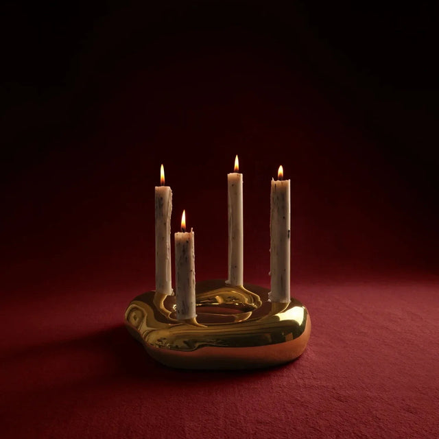 ferm LIVING Bellure Ring Adventskranz Brass mit vier brennenden Kerzen
