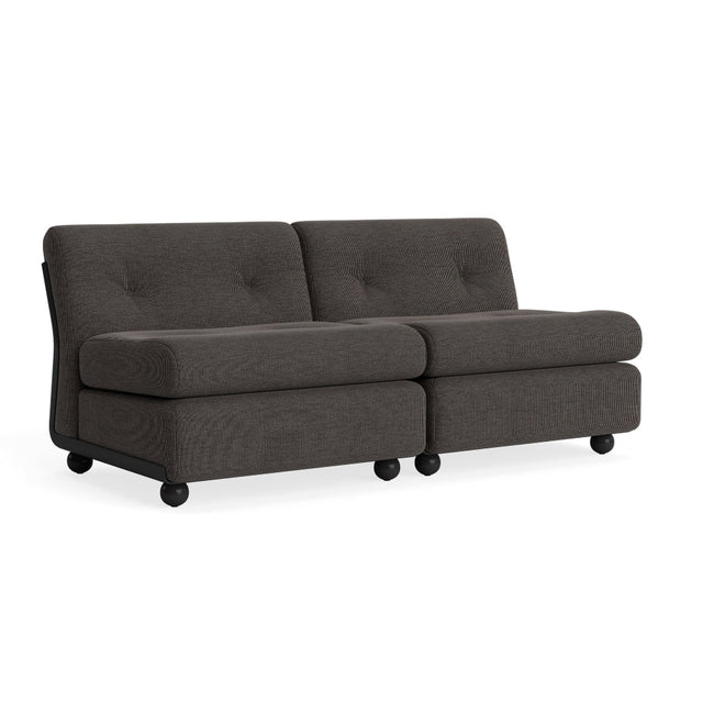 HAY Amanta 2-Sitzer Sofa, Gestell Anthracite, Bezug Yuma 1010