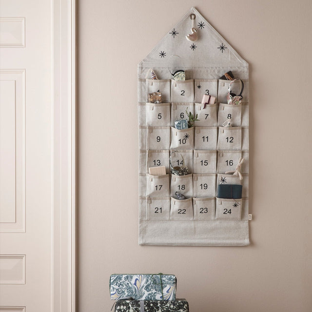 ferm LIVING Adventskalender aus Stoff Dark Green mit Goldstickerei zum Aufhängen