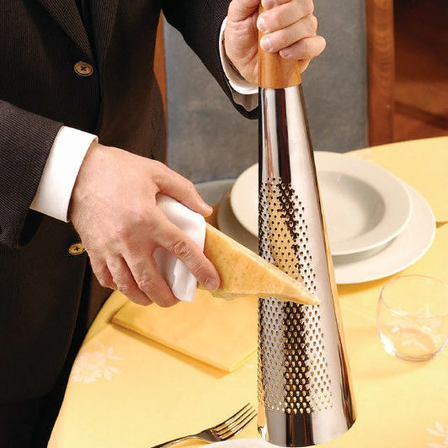 Alessi Todo Parmesanreibe am Tisch: Parmesan wird frisch über die Pasta gerieben