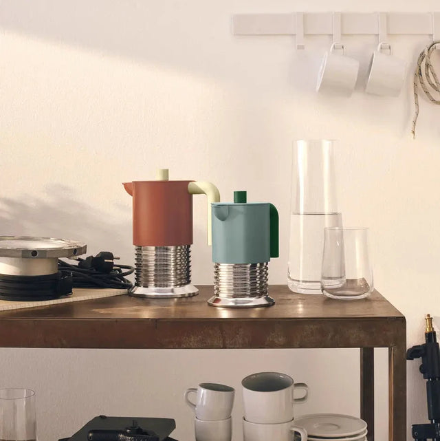 Alessi Vite Mokkakanne in Braun und Grün auf einem Holztisch in der Küche, Espressokocher von Philippe Malouin