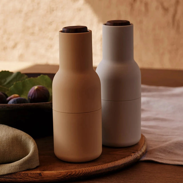 Audo Bottle Grinder Large Set Blush und Greige auf Holztablett mit Feigen
