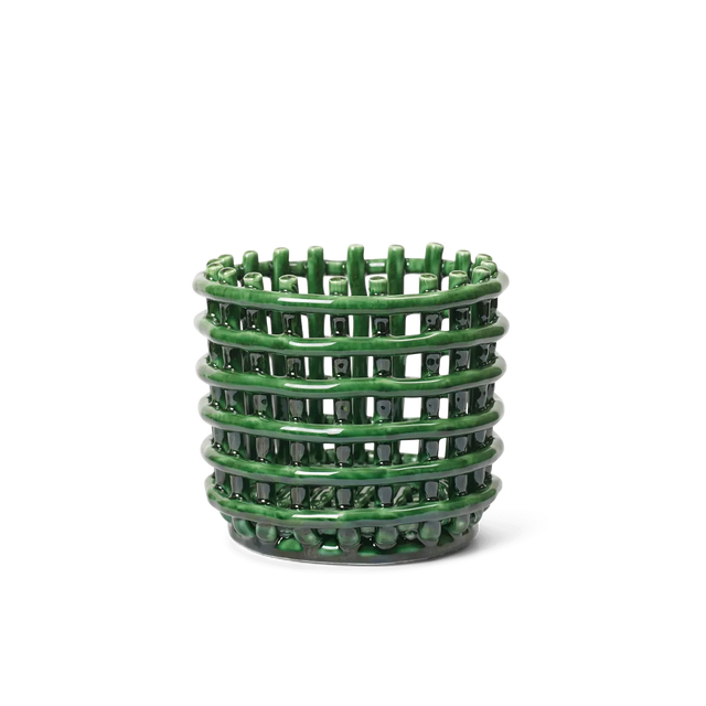 ferm LIVING Ceramic Basket Small Grün – Obstschale aus Keramik im Flechtdesign