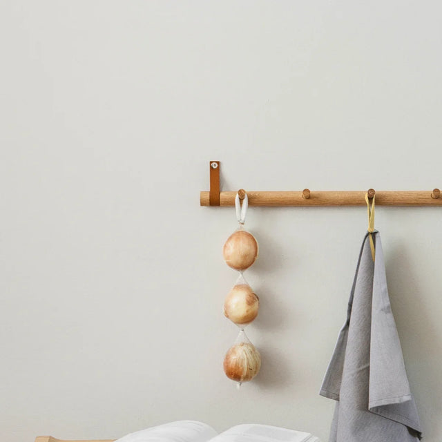 Rack Wandgarderobe aus Eiche und Leder 6 Dot Geräuchert von EKTA Living im Wohnraum