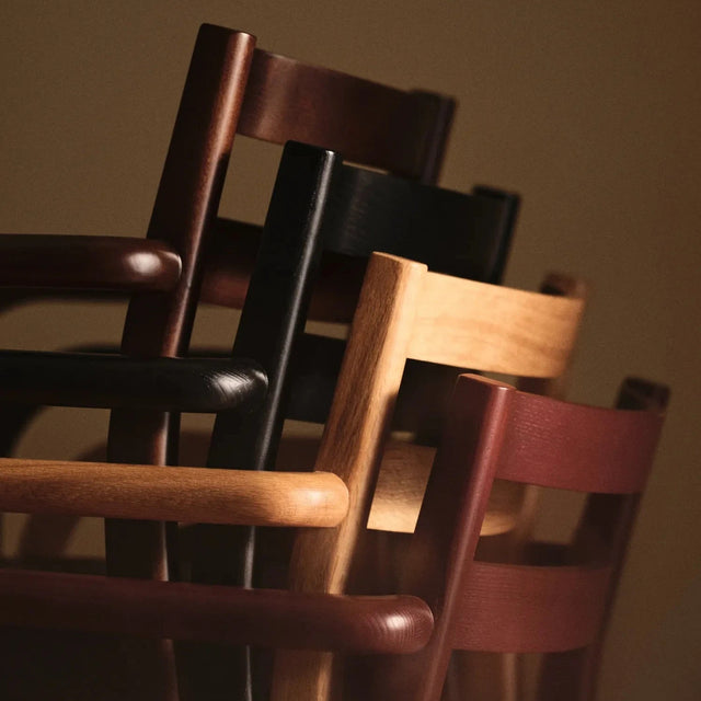 ferm LIVING Boda Esszimmerstuhl mit Armlehne Red Brown am Esstisch
