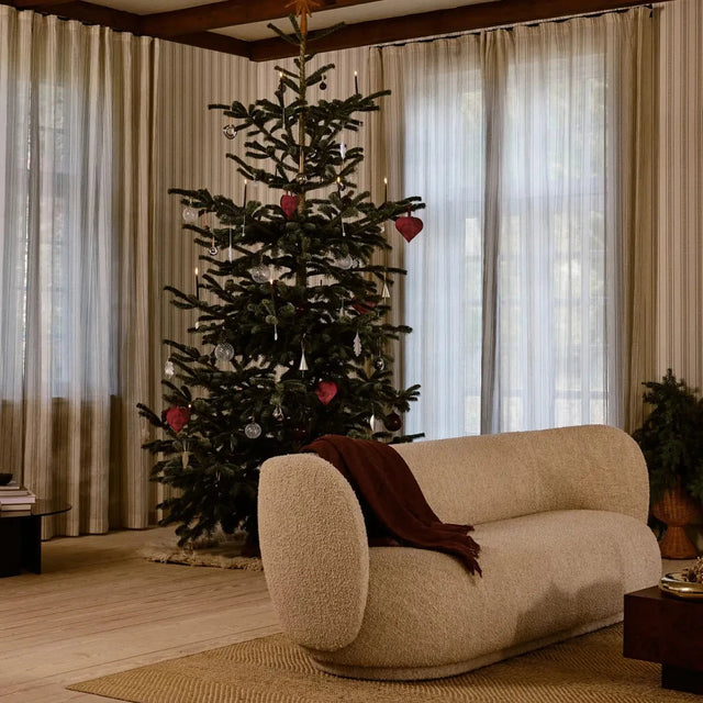 ferm LIVING Flurry Christbaumkugeln am Weihnachtsbaum im Wohnzimmer