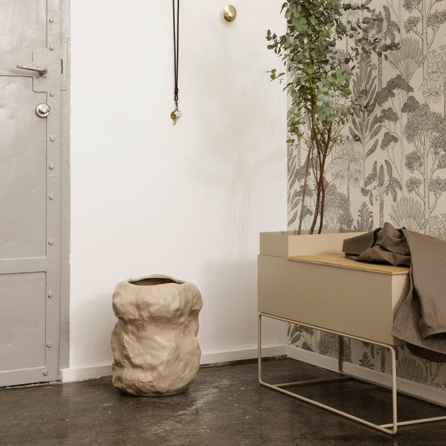 ferm LIVING Plant Box Large Cashmere im Eingangsbereich