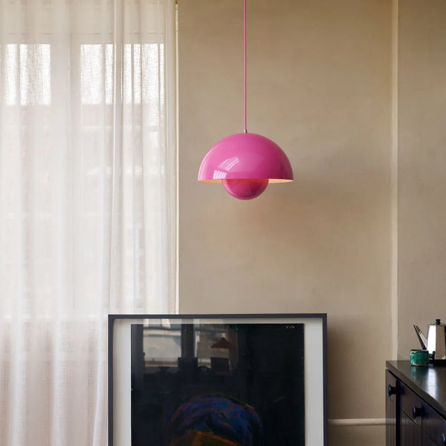 Flowerpot VP7 Pendelleuchte in Pink im Wohnraum – &Tradition Hängelampe von Verner Panton