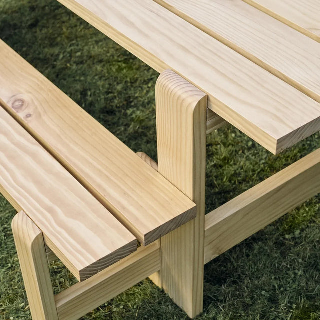 HAY Weekday Bench Gartenbank aus Kiefernholz in Natur auf der Wiese
