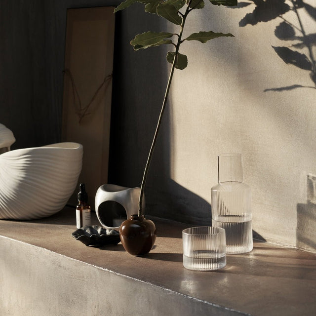 ferm LIVING Ripple Karaffe mit Glas klar auf dem Sideboard