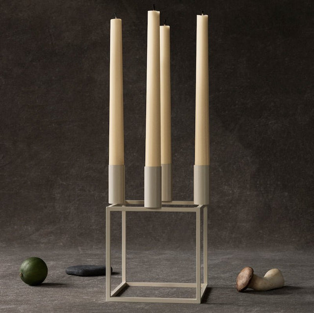 Kubus 4 Kerzenhalter in Ivory mit vier cremefarbenen Stabkerzen, Audo (By Lassen)