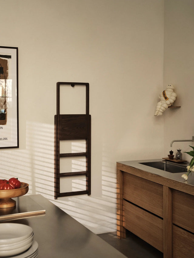 Trittleiter Step Eiche dunkel - Design House Stockholm - DesignWe.Love