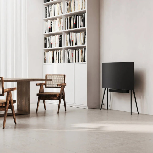 Design TV-Ständer Holz Birke Schwarz 42–55 Zoll von JALG im Wohnzimmer