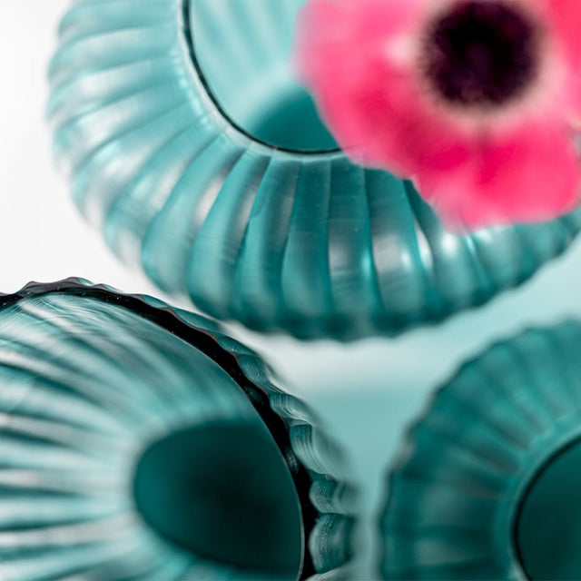 Guaxs Vase Melrose Petrol – Detailansicht der handgeschliffenen Glasoberfläche