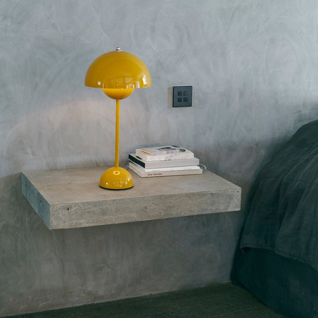 Flowerpot VP3 Tischleuchte in Mustard von &Tradition im Wohnambiente