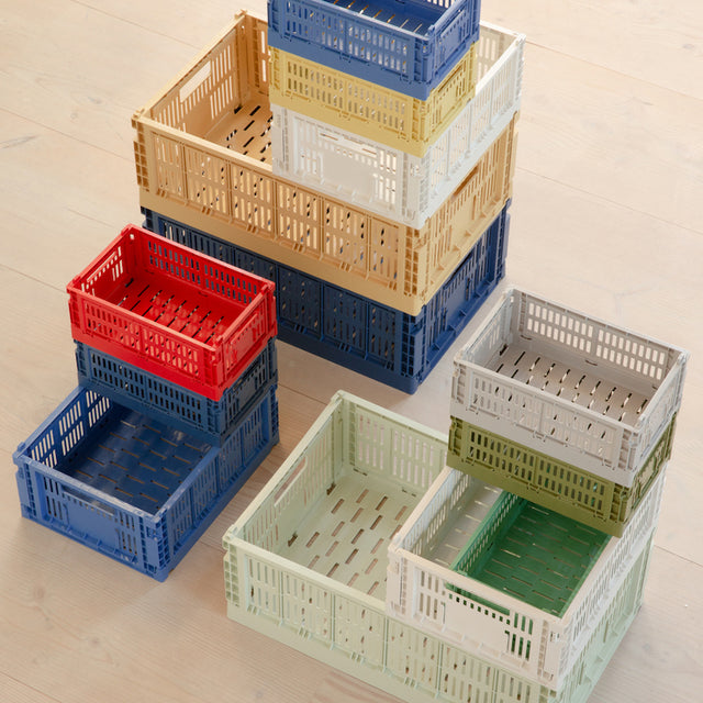 Mehrere HAY Colour Crate Aufbewahrungsboxen in verschiedenen Farben gestapelt – DesignWe.Love