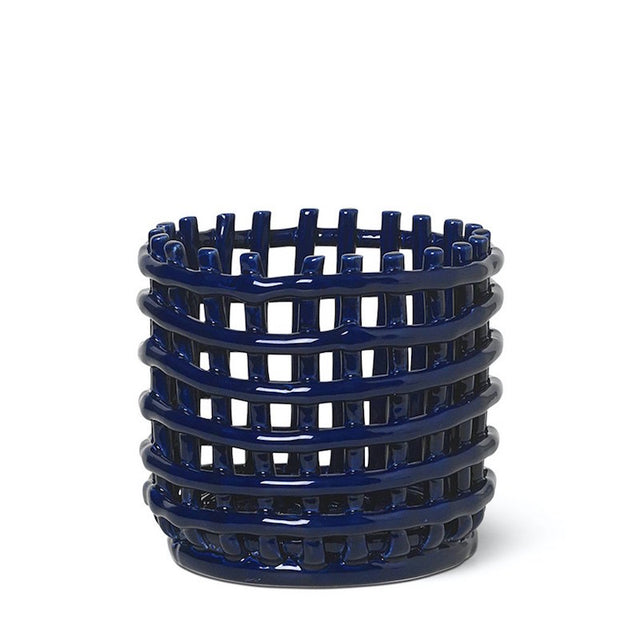 ferm LIVING Ceramic Basket Small Blau – Obstschale aus Keramik im Flechtdesign