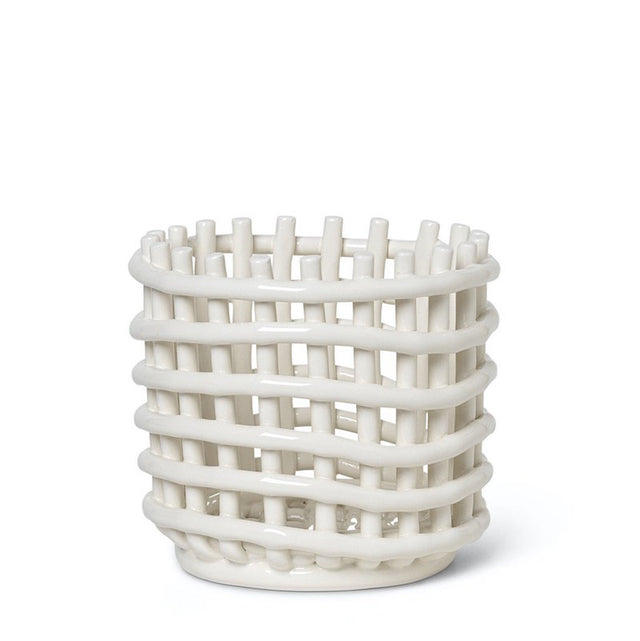 ferm LIVING Ceramic Basket Small Off-white – Obstschale aus Keramik im Flechtdesign